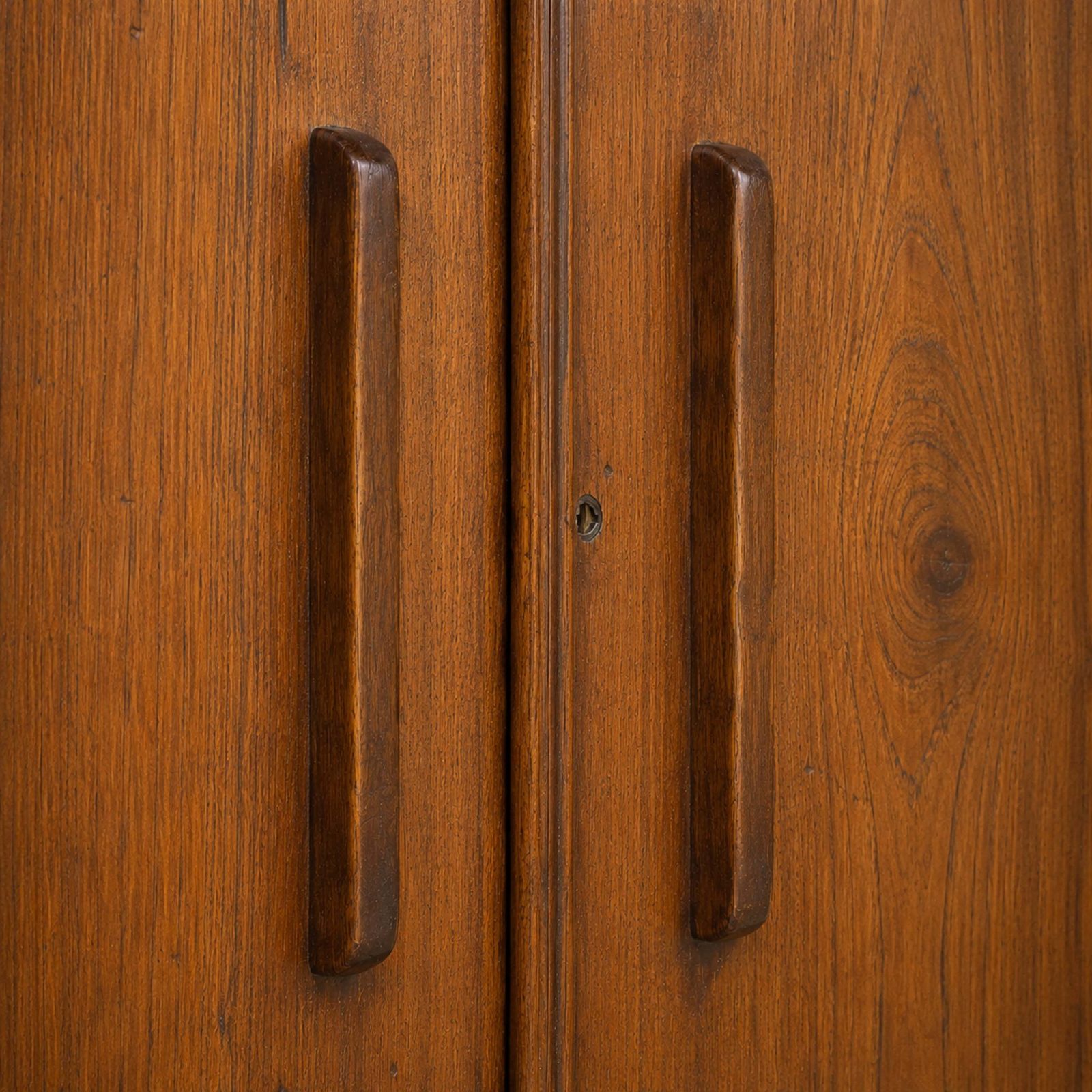 Door Handle of Teakwood Cabinet DS-025